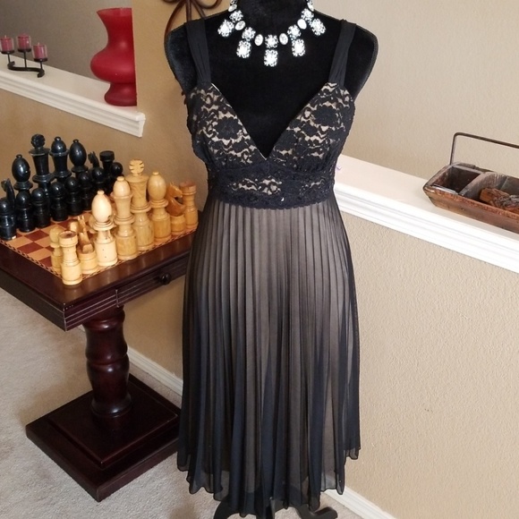 Dress - Picture 2 of 8